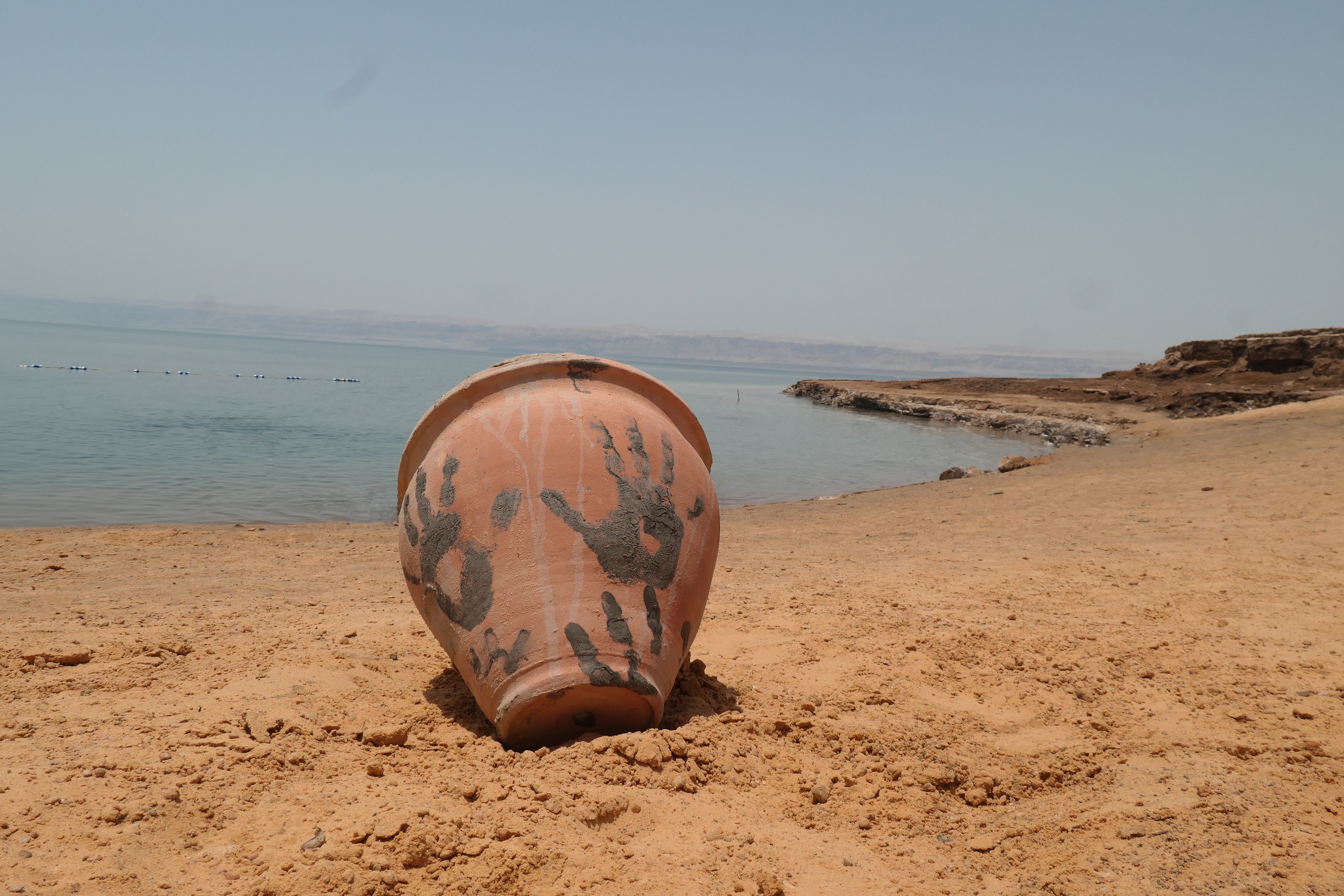 Spelen met modder en drijven in de Dode Zee